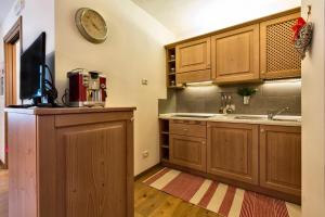 Albergo Diffuso Sutrio Zoncolan的厨房或小厨房