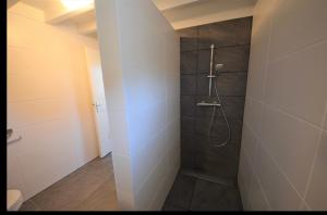 Et badeværelse på Kustverhuur, Park Schoneveld, Zeester 25 + 11 billeder