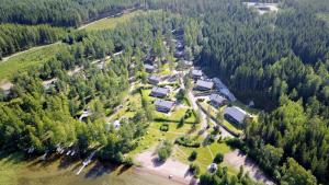 uma vista aérea de um parque no meio de uma floresta em Villa Anchor em Kouvola