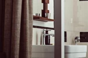 baño con lavabo y cortina de ducha en Hotel des Académies et des Arts, en París
