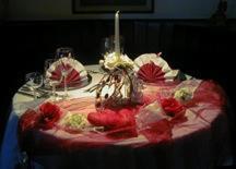 una mesa con un mantel rosa. en Hotel Goldener Karpfen, en Aschaffenburg