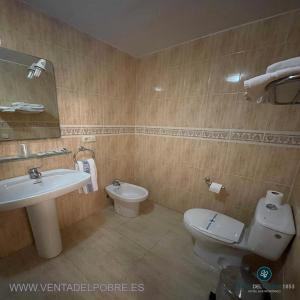 Łazienka z białą toaletą i umywalką w obiekcie Hotel Venta del Pobre w mieście Níjar +37 zdjęć