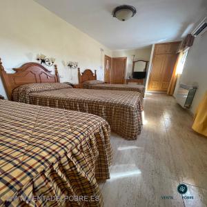 pokój hotelowy z dwoma łóżkami w pokoju w obiekcie Hotel Venta del Pobre w mieście Níjar