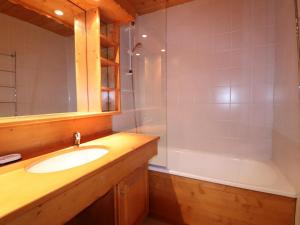 Uma casa de banho em Appartement Méribel, 2 pièces, 5 personnes - FR-1-182-15