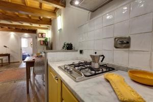 una cucina con piano cottura e piano di lavoro di Mamo Florence - Diciotto Apartment a Firenze