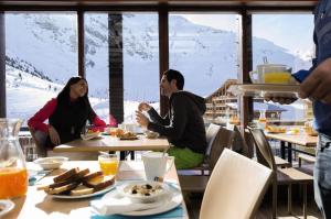 Ein Restaurant oder anderes Speiselokal in der Unterkunft Belambra Clubs Arc 2000 - L'Aiguille Rouge - Ski pass included 