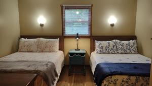 سرير أو أسرّة في غرفة في Cozy Creek Cottages