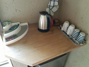 Una mesa con una cafetera y tazas. en Beach Island Graskop, en Graskop