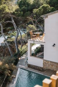 dom z balkonem i basenem w obiekcie BYPILLOW Cap Sa Sal w mieście Begur