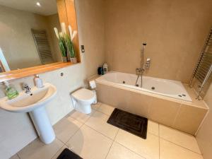 Salle de bains dans l'établissement City Centre 2-Bed Apartment Parking Jacuzzi Bath