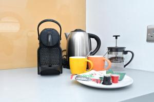 Kavos ir arbatos ruošimo rinkinys apgyvendinimo įstaigoje Soho, Piccadilly & Chinatown - Two Bedroom & Two Double Beds Apartment