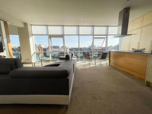 una sala de estar con sofás y una mesa con vistas. en City Centre 2-Bed Apartment Parking Jacuzzi Bath, en Glasgow