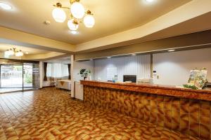 un hall vide avec un bar dans un hôtel dans l'établissement Hotel WWJ, à Ina