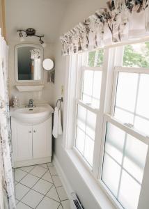 baño con lavabo y ventana en Farmhouse Inn B&B, en Canning