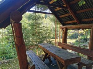 a wooden bench sitting inside of a cabin at Pensiunea Ionela in Zemeş
