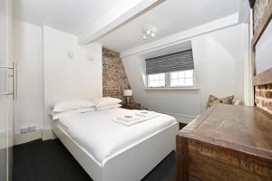 Кровать или кровати в номере Soho, Piccadilly & Chinatown - Two Bedroom & Two Double Beds Apartment