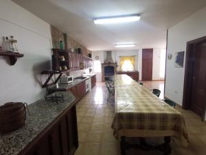 a kitchen with a long counter in a room at CASA familiar en un entorno natural en Tenerife Sur in Adeje