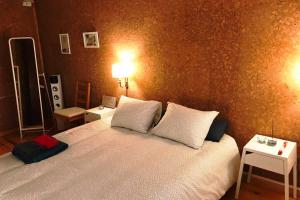 1 dormitorio con 1 cama grande con almohadas blancas en CA LA ROSITA, en Solsona
