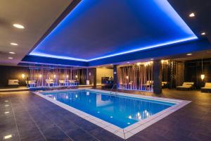 Bazén v ubytování Hotel Aleksander Medical & SPA nebo v jeho okolí