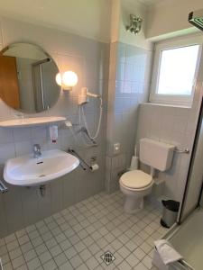 Ein Badezimmer in der Unterkunft Hotel Tanneneck