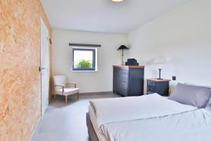 Un pat sau paturi într-o cameră la La Cense de Baudecet - La Fabrique