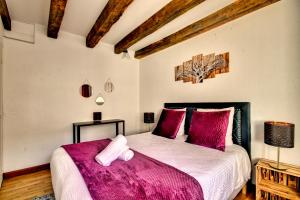 a bedroom with a large bed with pink pillows at OFFRE DE LANCEMENT, IDEAL GROUPE, BILLARD in Mauriac