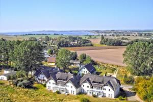 eine Luftansicht eines großen Anwesens mit Häusern in der Unterkunft F-1010 Strandhaus Mönchgut Bed&Breakfast DZ 23 Terrasse, strandnah, inkl Frühstück in Lobbe + 9 Fotos