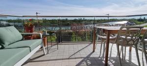 uma varanda com uma mesa e vista para um rio em Venezia nature&beach em Cavallino-Treporti