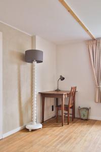 una mesa y una lámpara en una habitación en La Cense de Baudecet - Le Corps de Logis, en Gembloux 24 fotos más