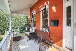 Μια τηλεόραση ή/και κέντρο ψυχαγωγίας στο King,Parking,AC,Deck,Train,Uni,Hospital