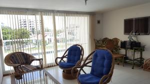 sala de estar con sillas y ventana grande en Apartamento Edificio Sea View, en San Andrés