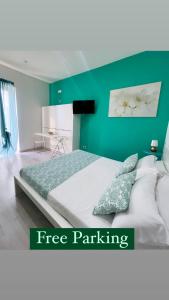 ポンペイにあるCostantino Homeの緑の壁のベッドルーム1室(大型ベッド1台付)