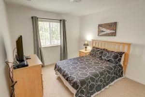 ein Schlafzimmer mit einem Bett und einem Flachbildfernseher in der Unterkunft Magical Fiesta Key Townhouse in Kissimmee + 26 Fotos