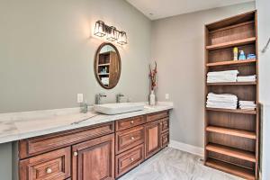 ein Badezimmer mit Waschbecken und Spiegel in der Unterkunft Renovated Lakeside Home with Private Boat Dock! in Pine Crest