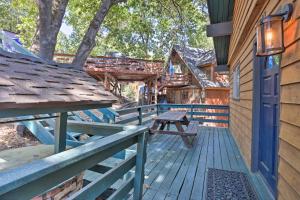 Φωτογραφία από το άλμπουμ του 1 Mi to Lake Gregory Mtn-View Cabin with Deck σε Crestline