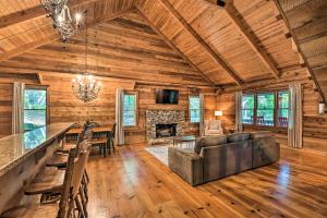 Φωτογραφία από το άλμπουμ του Big Canoe Mountain Resort Cabin with Pool Access! σε Jasper