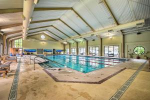 Πισίνα στο ή κοντά στο Big Canoe Mountain Resort Cabin with Pool Access!