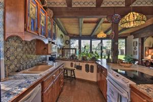 une grande cuisine avec des placards en bois et un grand évier dans l'établissement Riverheart Retreat - One-of-a-Kind Villa!, à Buena Vista