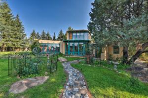 Κήπος έξω από το Riverheart Retreat - One-of-a-Kind Villa!