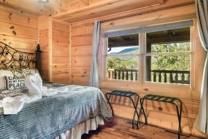 um quarto com uma cama e uma janela em Lux Spa Cabin, Sauna, HotTub, Indoor Pool, Mins to PF em Sevierville