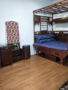 a bedroom with two bunk beds and a wooden floor at 北斗合法古厝民宿 in Beidou