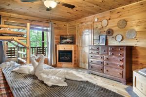 Gallery image of Lux Spa Cabin, Sauna, HotTub, Indoor Pool, Mins to PF in Sevierville