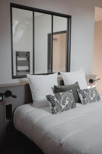 Un pat sau paturi într-o cameră la Hôtel-Restaurant Villa Métis