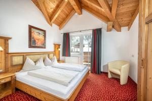 Postel nebo postele na pokoji v ubytování Hotel Almschlössl & Schrotteralm + 37 fotografií