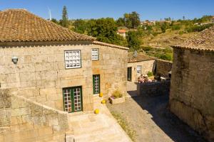 uma vista area de um antigo edifcio de pedra com edifcios em Casa da Cerca em Sortelha