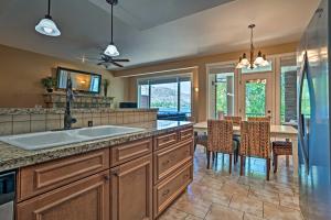 Gallery image of Lakefront Resort Townhome with Gas Grill and Kayaks! in Oroville