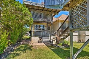 Κήπος έξω από το Charming Home with Rooftop Deck on Lake Travis!