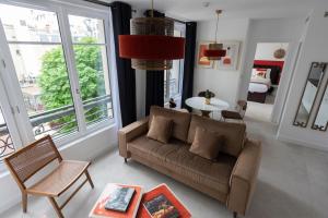 sala de estar con sofá y mesa en O'Lord, 4 Etoiles, Residence de Luxe Champs-Elysees, en París