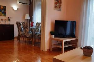 TV a/nebo společenská místnost v ubytování Georgia's Cozy Apartment in Koukaki