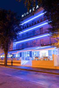 budynek z niebieskimi światłami na boku w obiekcie Hotel Ninfea Cattolica w mieście Cattolica